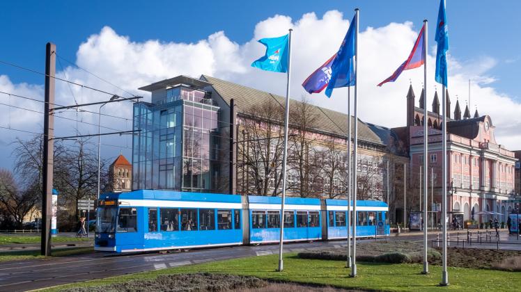 GEOS_Rathaus_StraßenbahnRSAG_4773.JPG GEOS_Rathaus_StraßenbahnRSAG_4773.JPG