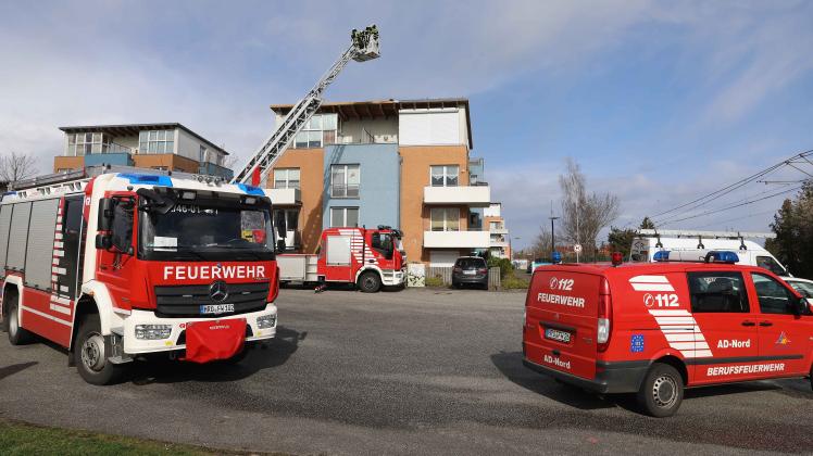 Unwetterschäden in Rostock: Sturm deckt Dach von Wohnhaus in Reutershagen ab