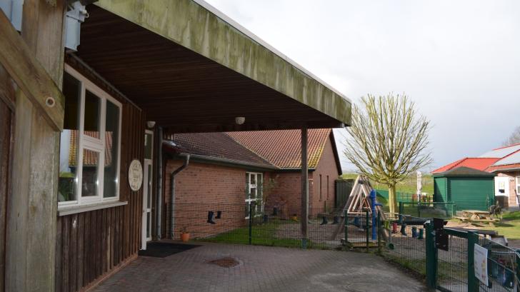 Die Hetlinger Außenstelle der Grundschule Haseldorfer Marsch liegt Mitten im Dorfzentrum zwischen Kindergarten, Deichstadion und Feuerwehr. 
