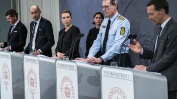 Die dänische Regierungschefin Mette Frederiksen findet bei der Pressekonferenz klare und harte Worte für die angespannte Situation.
