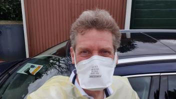 Der Elmshorner Arzt Dr. Mirko Magens ist derzeit einer von fünf kreisweit agierenden Ärzten, die vor Ort Abstriche bei möglicherweise am Coronavirus Erkrankten machen. Deshalb wurde er mit Schutzmasken ausgestattet. 