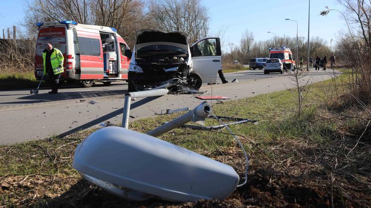 Schwerer Unfall in Rostock Schmarl: Zwei Autos stoßen zusammen - weil eine Fahrerin nach ihrem umgekippten Einkauf im Kofferraum schaute - Zwei Verletze Schwerer Unfall in Rostock Schmarl: Zwei Autos stoßen zusammen - weil eine Fahrerin nach ihrem umgekippten Einkauf im Kofferraum schaute - Zwei Verletze