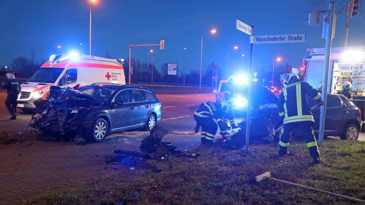 Schwerer Unfall in Rostock: Zwei Autos stoßen auf Kreuzung zusammen - zwei Verletzte und jede Menge Schaden