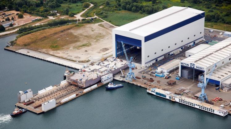 Moderne Schiffbauhalle: Nach Fertigstellung werden die je 140 Meter langen Maschinenraum-Module aus der Bauhalle auf eine Absenkvorrichtung verschoben und dann zu Wasser gebracht.  