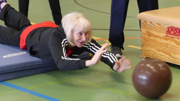 Ihren Spaß hatten 50 Teilnehmer beim Sportfest der BSG; hier Gisela Schulz beim Medizinballkegeln.