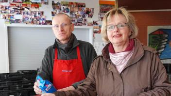 Notfallkisten: Peter Zillmer und Maike Besch packen haltbare Lebensmittel für Bedürftige.