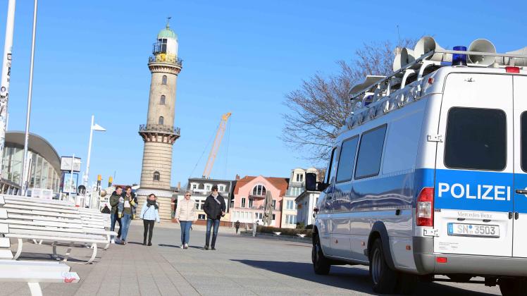 "Verlassen Sie unverzüglich das Bundesland"

Unmissverständliche Lautsprecherdurchsagen der Polizei sollen Urlauber von Warnemünder Ostseepromenade vertreiben