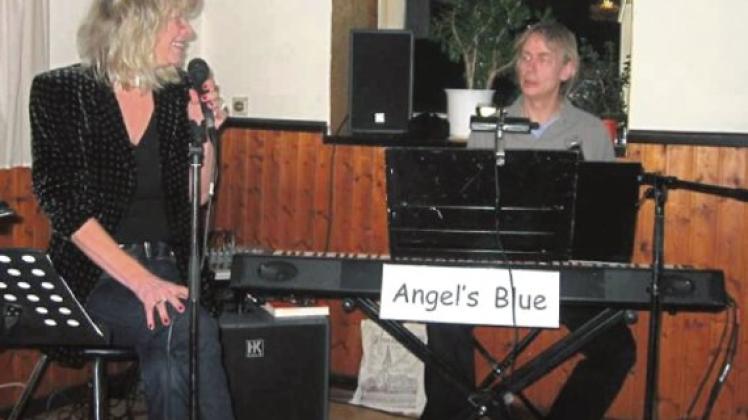 Das Duo "Angels Blue": Sängerin Angie Olbrich und Autor und Pianist Kai Sichtermann luden zu einer Zeitreise um den Globus ein. Foto: Sh:z