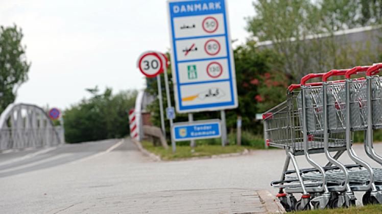 Die deutschen Grenzmärkte in den Orten direkt an der dänischen Grenze finden wachsenden Zuspruch bei den Dänen. Foto: Christian Charisius dpa