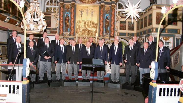 Die Liedertafel Elmshorn bei ihrem  Auftritt in der Nikolaikirche.  Foto: Kellner