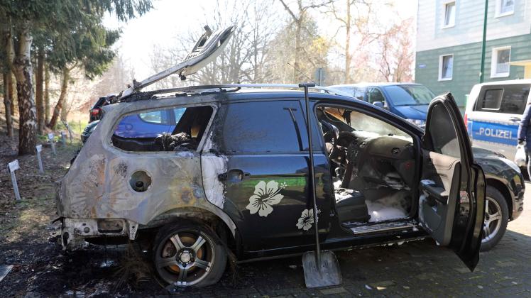 Verdacht der vorsätzlichen Brandstiftung: Ford Focus in Gelbensande (LRO) in Flammen aufgegangen