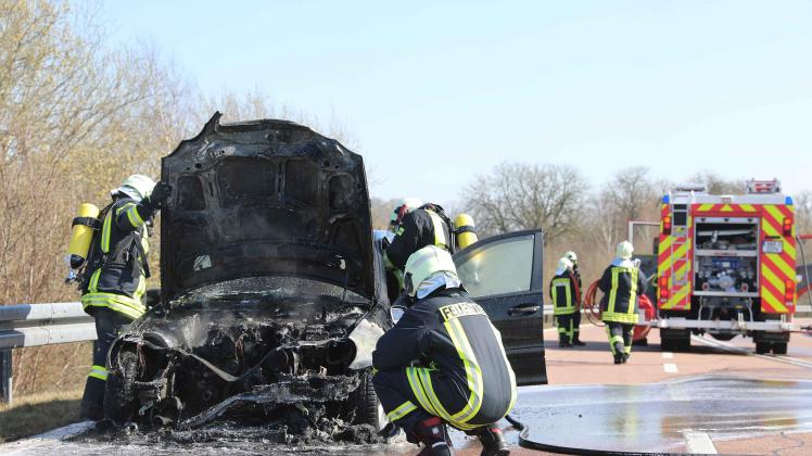 Technischer Defekt: Mercedes von 31-Jährigem geht während der Fahrt bei Dummerstorf (LRO) in Flammen auf