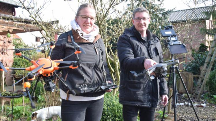Denken, dass ab Mitte oder Ende April ihre ehrenamtlichen Rettungseinsätze auf den Feldern beginnen: Meike Dose und Sascha Reimer mit den beiden Drohnen des „Team Rehkitzrettung“.