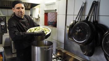 50 Portionen Gemüse-Curry kochte  Herbert Chwalek am Freitag für Wohnungslose.