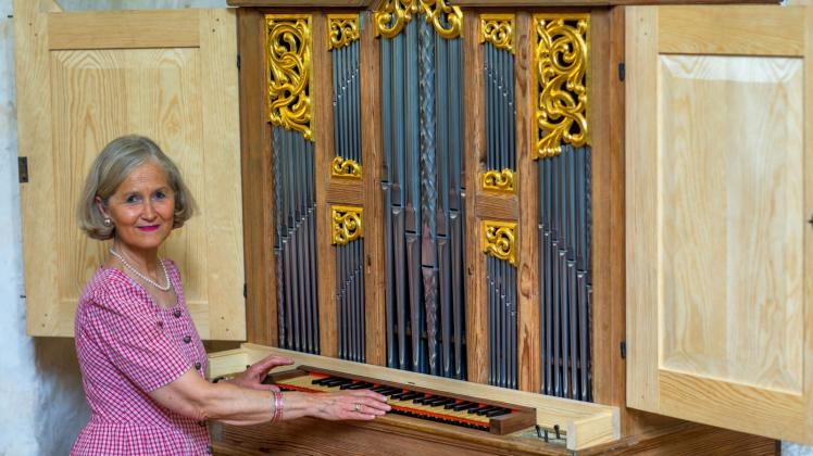 Lädt ein zu Konzerten: Stefanie von Laer an der Richborn-Orgel in Ruchow 