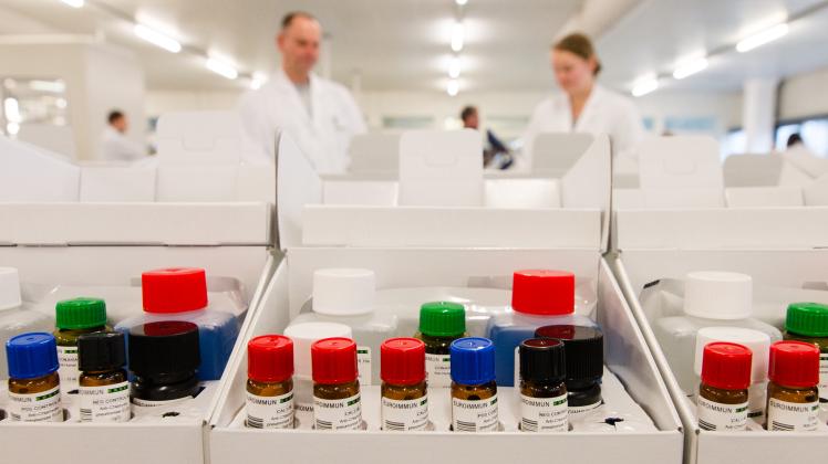 Testsätze für Virusinfektionen werden in Dassow bei der Firma Euroimmun verpackt. /Archiv