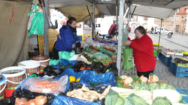 Wochenmarkt in Sternberg: Am Gemüsestand von Andrea Bublitz (l.) halten die Käufer Abstand. 