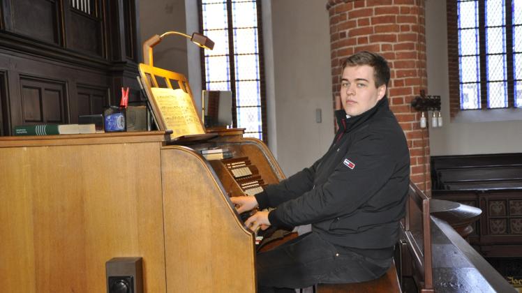 Jannes Wendt nutzt die Zeit, um in der Sankt-Jacobi-Kirche Orgel zu spielen.
