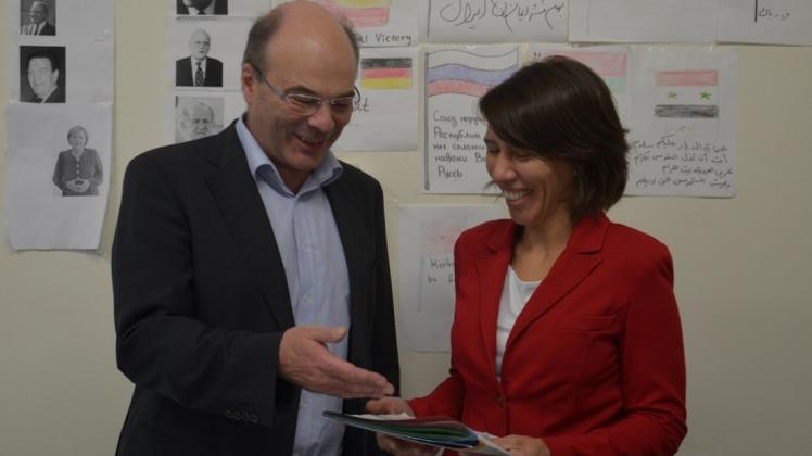 VHS-Geschäftsführer Martin Westphal begrüßt die neue Bereichsleiterin in Delmenhorst. 