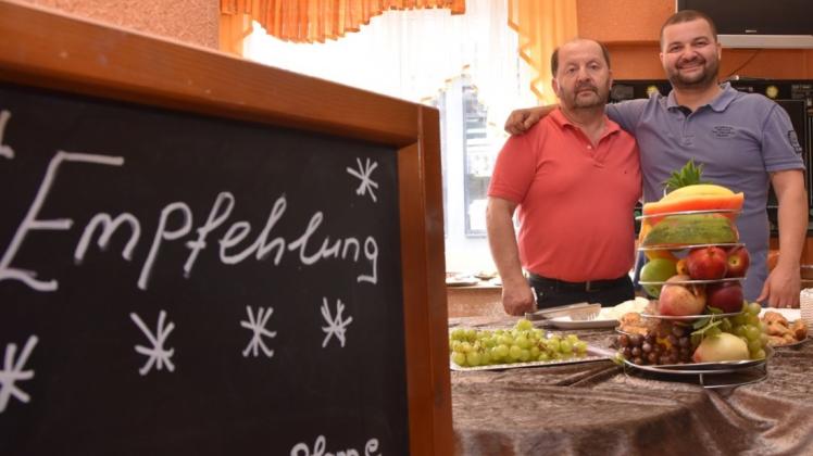 Edip Erki und sein Sohn Engin wollen im „Ali Baba“ künftig ein Angebot mit neuen Akzenten machen, ohne dabei die Wünsche ihrer langjährigen Stammgäste aus den Augen zu verlieren. Edip Erki und sein Sohn Engin wollen im „Ali Baba“ künftig ein Angebot mit neuen Akzenten machen, ohne dabei die Wünsche ihrer langjährigen Stammgäste aus den Augen zu verlieren.
