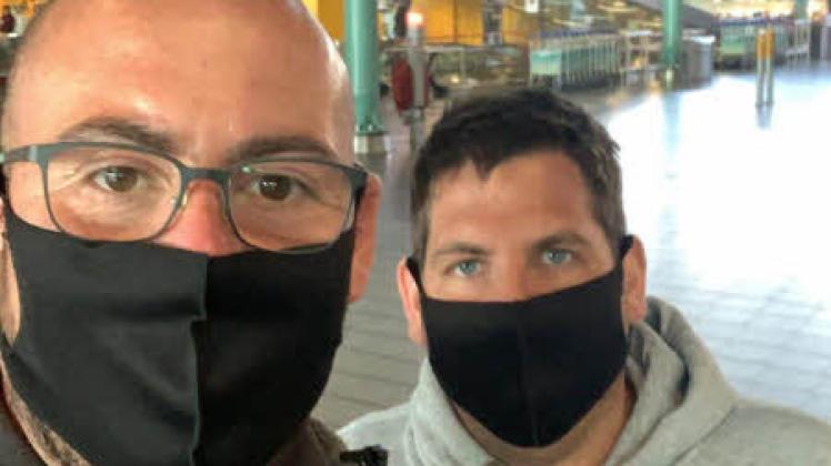 Auf dem Flughafen von Amsterdam haben sich Tobias Rohweder (links) und Tobias Kohlscheen wie alle anderen dort auch Mundschutz angelegt.