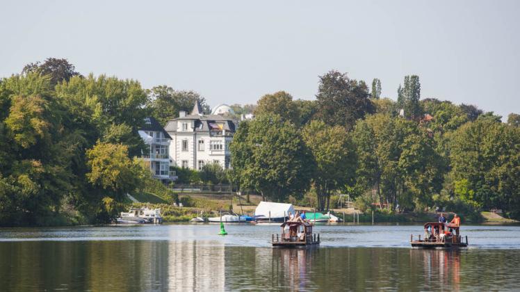 Sich einfach mal treiben lassen: Villen gibt es am drei Kilometer langen Griebnitzsee einige. Entdecken kann man sie unter anderem mit einem Hausboot. ⋌ Foto: Oliver Gerhard/SRT 