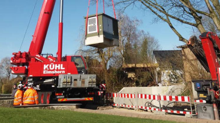 Die neue, rund 8,5 Tonnen schwere Ortsnetzstation verbessert die Versorgungssicherheit in Oelixdorf.