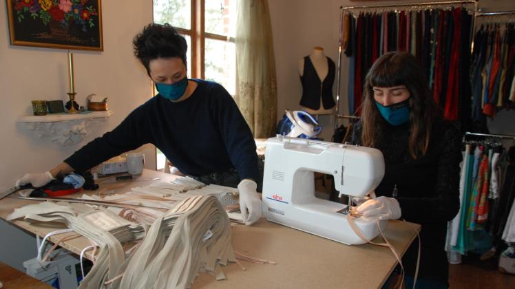 Fließbandarbeit im Atelier „Kraftstoff“ in Klein Hundorf: Camila Garcia (l.) und Nejla Kalk fertigen Corona-Masken aus Baumwolle an.