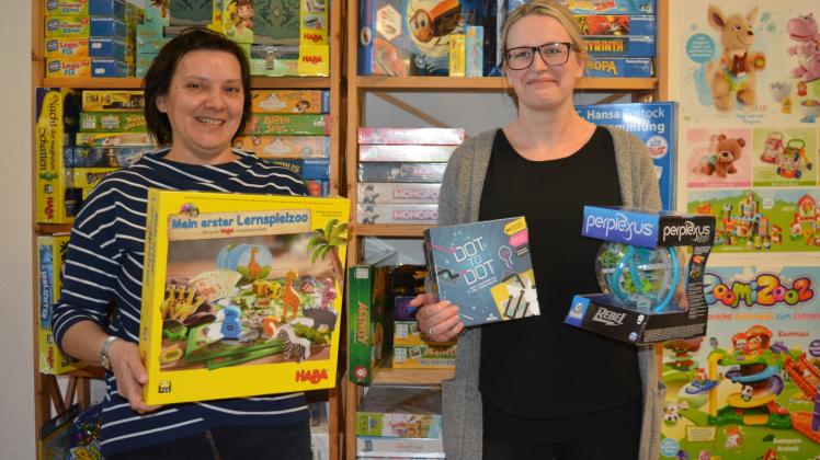 Ihr Geschäft auf dem Güstrower Distelberg ist voll mit Spielen und Spielsachen: Inhaberin Astrid Schmidtke (l.) und Mitarbeiterin Anne Pieper bieten Gesellschaftsspiele für alle Altersgruppen an. Ein Abholservice macht es möglich. 