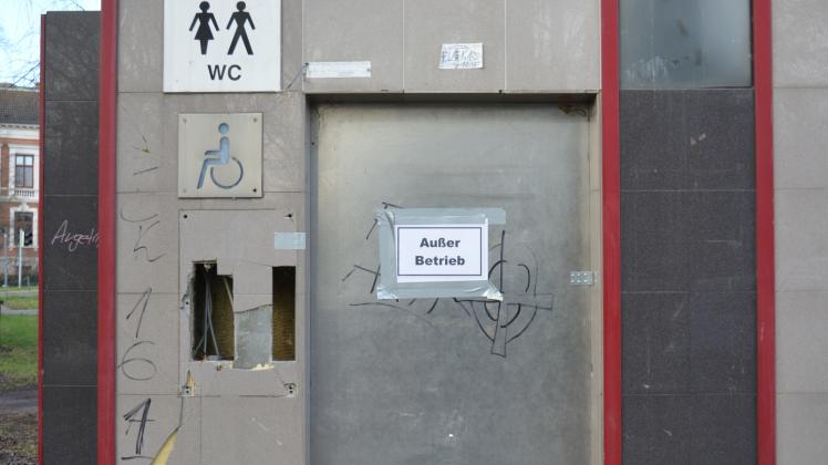 Vandalismus am Mühlentor-Parkplatz in Güstrow: Seit langem ist die öffentliche Toilette deswegen geschlossen. Die Stadt Güstrow denkt über eine Versetzung der Toilette nach. 