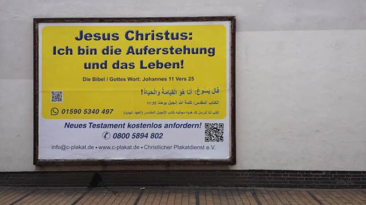Für zehn Tage wurde die Plakatfläche in der Elmshorner Peterstraße gebucht. An etwa 180 Standorten in ganz Deutschland lässt der Christliche Plakatdienst seine Botschaften aufhängen. 