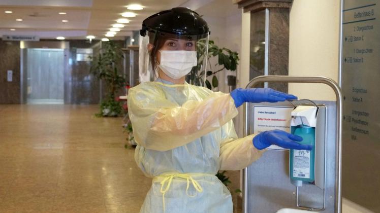 Die Krankenschwestern schützen sich mit den Visieren. 