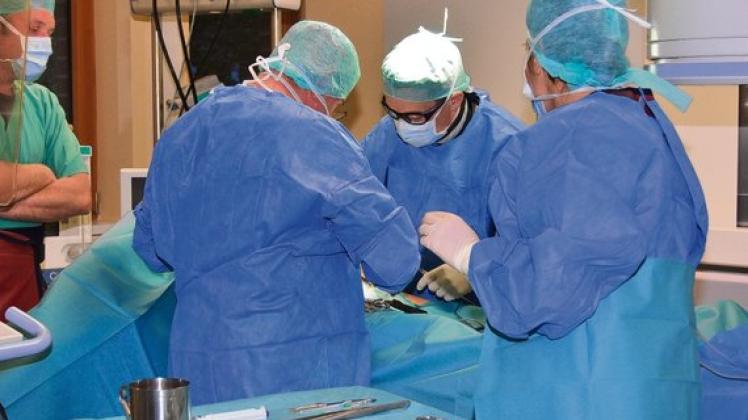 Operation, Bauchaortenaneurysma, Einsetzen einer Gefäßprothese