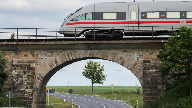 Ein ICE fährt über die älteste noch in Betrieb befindliche Eisenbahnbrücke Deutschlands bei Wurzen. Die Brücke an der Bahnstrecke Leipzig–  Dresden wird seit 1838 befahren. 