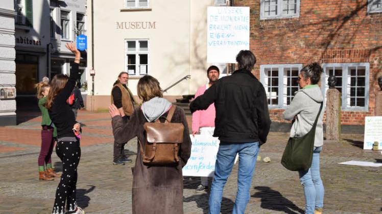 Leif Hansen (Mi.) und Jana Hentschke haben am 7. April zur ersten Demonstration auf dem Rathausmarkt unter der Überschrift „Mehr Freiheit und Selbstverantwortung“ aufgerufen.