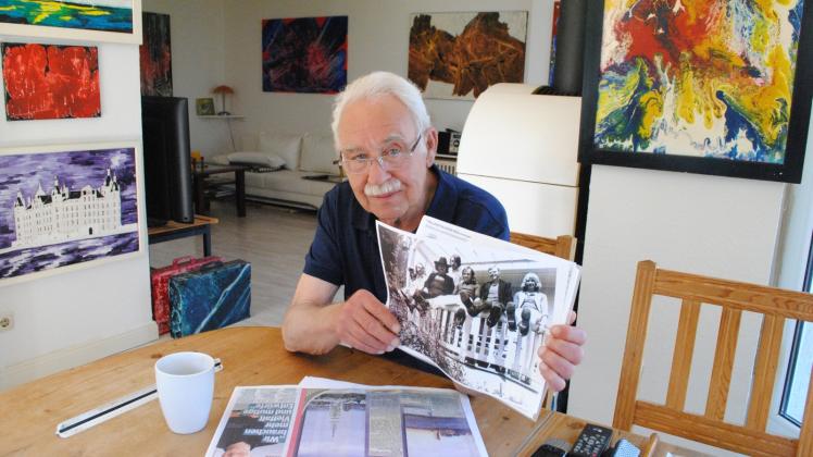 Rolf Spille zeigt in seinem Büro ein Foto der Hamburger Künstler-WG. Zu seinen ehemaligen Mitbewohnern hat er keinen Kontakt mehr. Mit dem Musiker und Schauspieler Wilken F. Dincklage (3.v.l.), der 1994 verstarb, blieb er am längsten befreundet. 