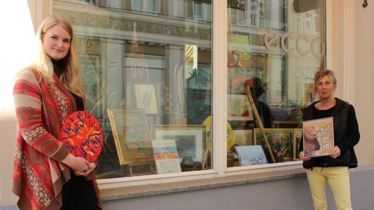Ausstellung im Schaufenster: Nora Gauger (l.) ist Gesine Ludwig sehr dankbar, dass die Schuhhändlerin ihr Schaufenster als Präsentationsfläche zur Verfügung stellt. 