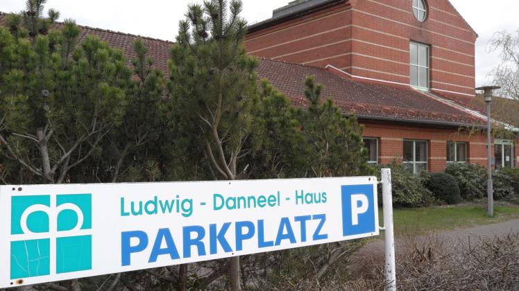 Leerer als gewöhnlich ist der Parkplatz am Ludwig-Danneel-Haus in der Kaplunger Straße. Im Alten- und Pflegeheim herrscht zum Schutz der 88 Bewohner derzeit Besuchsverbot. 