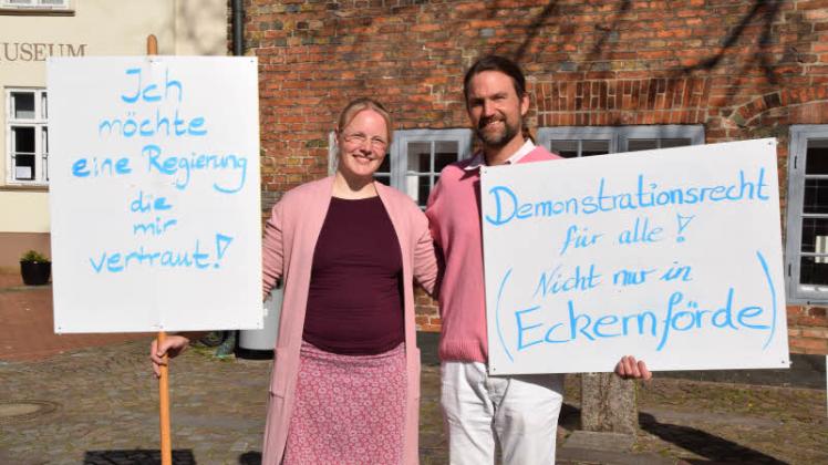 Jana Hentschke und Leif Hansen hatten zur Demonstration auf dem Rathausmarkt aufgerufen.
