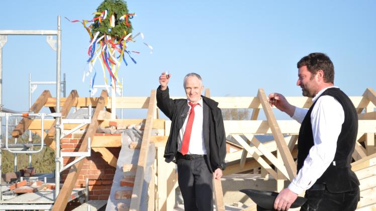 Zum Wohle des Gebäudes erheben Bürgermeister Steffen Marklein und Zimmermann Christoph Fahl ihre Gläser. 
