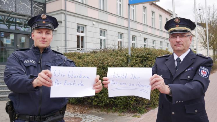 Mit dieser Oster-Botschaft richten sich Polizeiobermeister Maecel Domagala (l.) und Polizeidirektor Dieter Umlauf an die Bürger. 