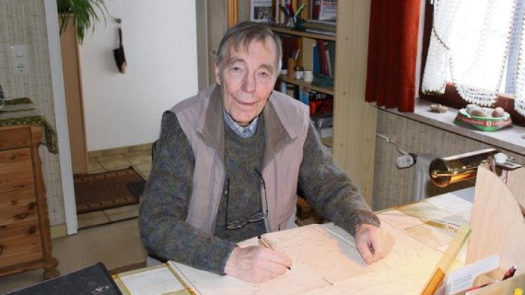 Chroniker Günter Lange an seinem Schreibtisch. Foto: Hill