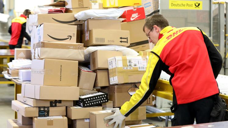 In der Zustellbasis der Deutschen Post in Groß Schwaß werden die Pakete sortiert und auf die Fahrzeuge verteilt.