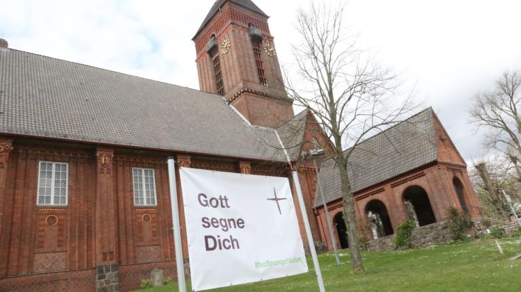 Seit Donnerstag hängt ein großes Oster-Banner vor der Anscharkirche mit der Segensbotschaft zu Ostern. 