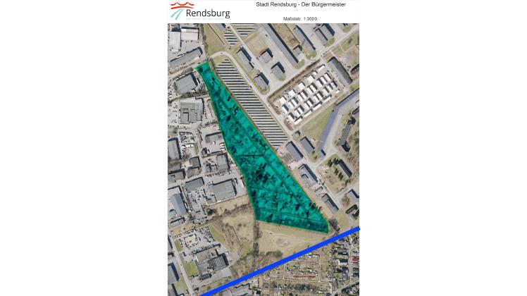 Blick auf Rendsburg: Links ist das Gewerbegebiet an der Friedrichstädter Straße, rechts sind Ausläufer des Oktogon zu sehen. Das türkis eingefärbte Grundstück will die Stadt an Stadler verkaufen. Das Stadtbahngleis ist blau eingefärbt. Stadler braucht noch ein Grundstück, das zwischen dem städtischen Areal und dem Stadtbahngleis liegt. Es gehört den Oktogon-Eigentümern.