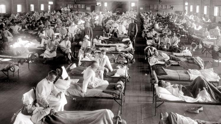 Patienten, die an der Spanischen Grippe erkrankt sind, liegen 1918 in Betten eines Notfallkrankenhauses im Camp Funston der Militärbasis Fort Riley in Kansas (USA).