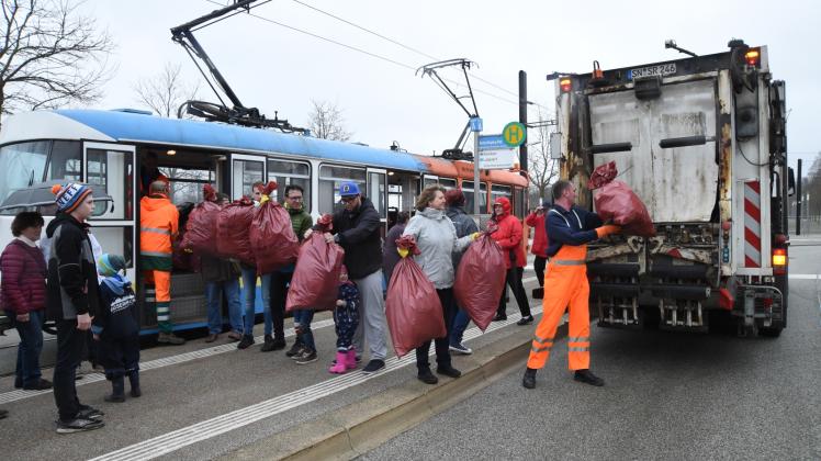 Reinemachen mit Tradition: Bei der Schrubberparty werden die Abfallsäcke aus der Straßenbahn in den Müllwagen geladen.