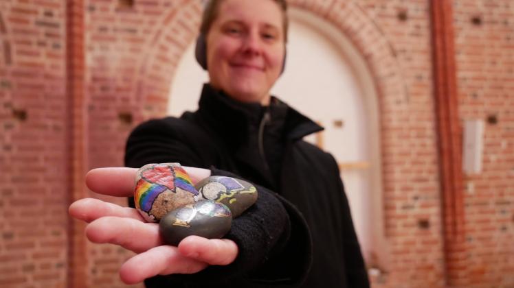 Ideen für Ostern: Pfarrerin Anna Trapp zeigt Ostersteine in der Wunderblutkirche in Bad Wilsnack. 