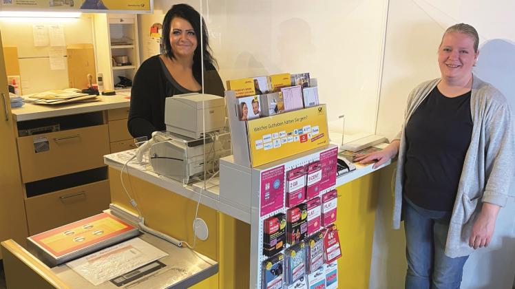 Auch in der Postfiliale in Schönberg gibt es jetzt einen durchsichtigen Hygieneschutz. Über den freuen sich Susan Lomoth (r.), Leiterin der Filiale, und Carmen Findeklee.