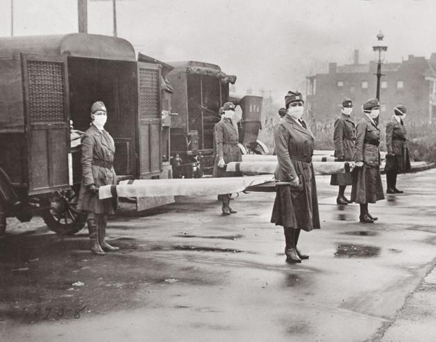 Oktober 1918: Mitarbeiterinnen des St. Louis Red Cross Motor Corps (USA) bereiten sich mit Masken und Tragen auf die Versorgung der Opfer der Epidemie vor. Oktober 1918: Mitarbeiterinnen des St. Louis Red Cross Motor Corps (USA) bereiten sich mit Masken und Tragen auf die Versorgung der Opfer der Epidemie vor.